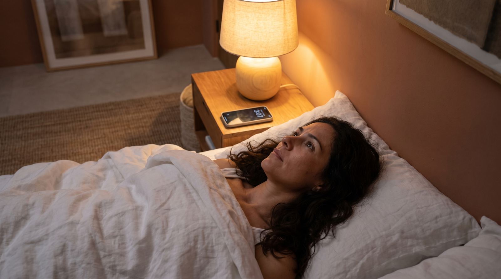 Mujer despierta en la cama a las 3 de la mañana