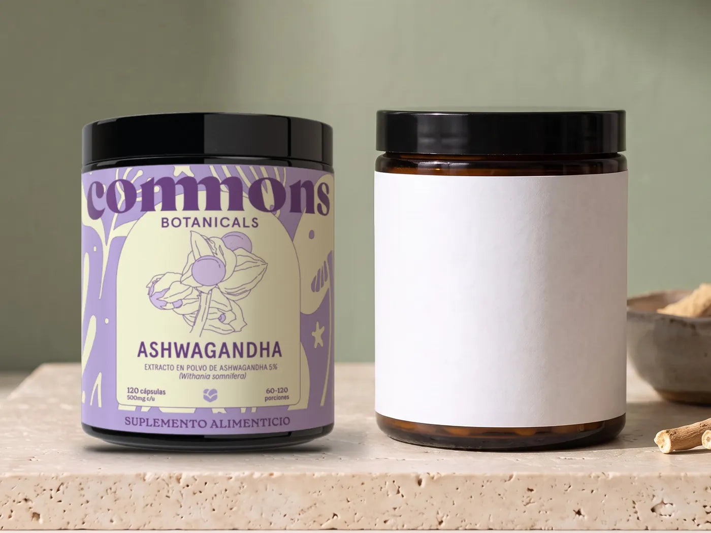 Frasco de Ashwagandha de Commons junto a un frasco ámbar con etiqueta blanca, sobre una losa de piedra